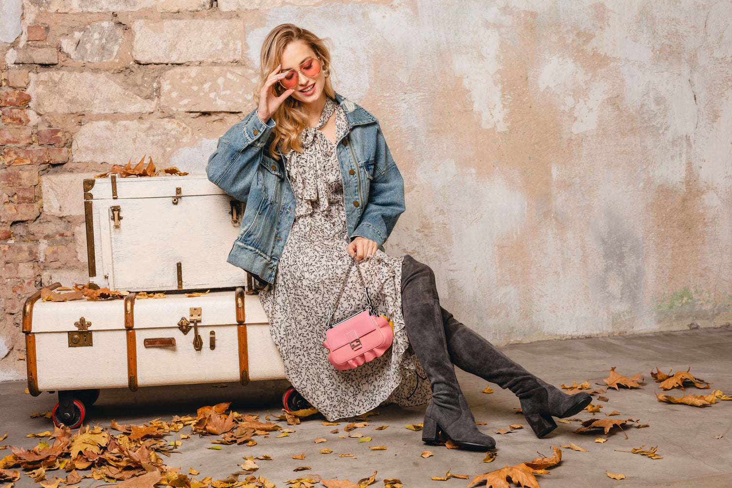 attractive-stylish-blonde-woman-jeans-oversize-jacket-walking-against-wall-street-min (1).jpg__PID:0793dedd-8cf0-4952-8c54-7334cd81a500